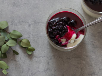 ヨーグルトとブルーベリーのパンナコッタのレシピと作り方。 料理研究家・フードコーディネーター藤井玲子のレシピと料理写真。れこれしぴ