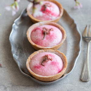混ぜて冷やすだけ♪桜のレアチーズタルトのレシピと作り方。スタイリングと写真の撮り方。 料理研究家・フードコーディネーター藤井玲子のレシピと料理写真。れこれしぴ