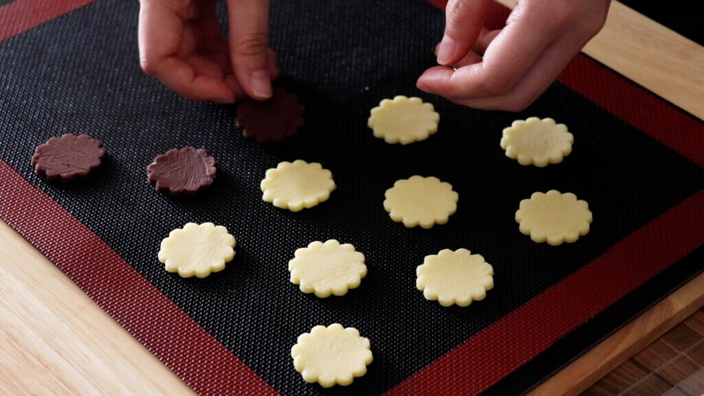基本の型抜きクッキー（バニラ・ココア）のレシピと作り方。スタイリングと料理写真の撮り方。 料理研究家・フードコーディネーター藤井玲子のレシピと料理写真。れこれしぴ