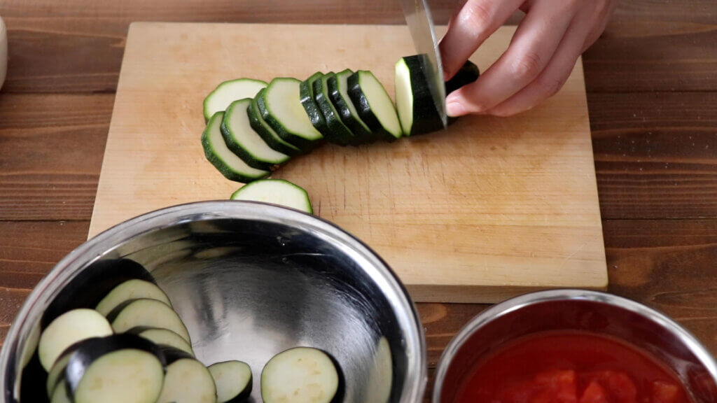 なすとズッキーニのトマトソースグラタンのレシピと作り方。スタイリングと料理写真の撮り方。 料理研究家・フードコーディネーター藤井玲子のレシピと料理写真。れこれしぴ