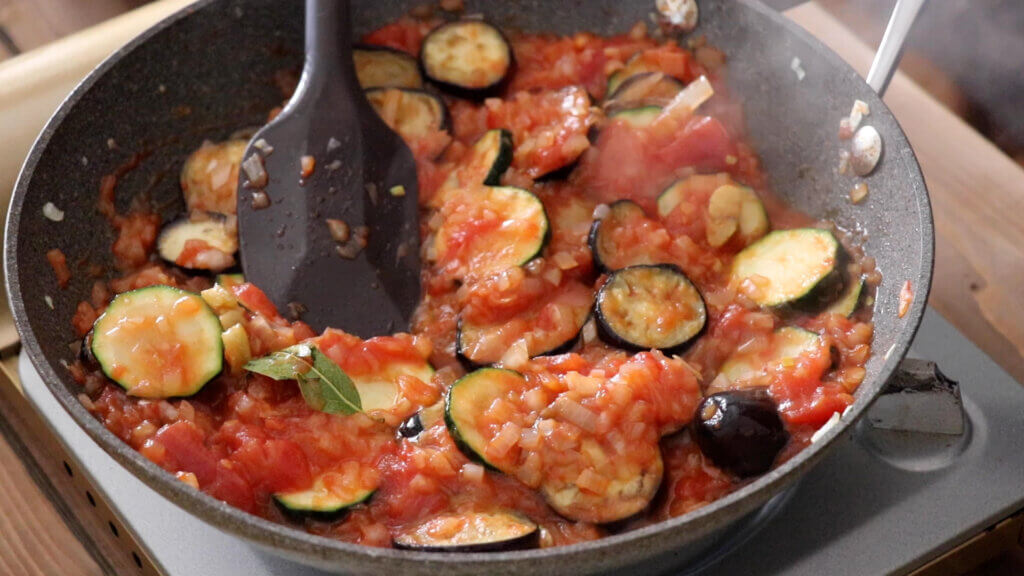 なすとズッキーニのトマトソースグラタンのレシピと作り方。スタイリングと料理写真の撮り方。 料理研究家・フードコーディネーター藤井玲子のレシピと料理写真。れこれしぴ