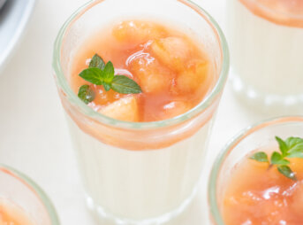 桃とバニラのパンナコッタのレシピと作り方。スタイリングと料理写真の撮り方。 料理研究家・フードコーディネーター藤井玲子のレシピと料理写真。れこれしぴ