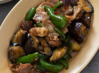 なすと豚バラのオイスター炒めのレシピと作り方。スタイリングと料理写真の撮り方。 料理研究家・フードコーディネーター藤井玲子のレシピと料理写真。れこれしぴ