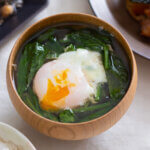 ほうれん草と落とし卵のおみそ汁のレシピと作り方。 料理研究家・フードコーディネーター藤井玲子のレシピと料理写真。れこれしぴ