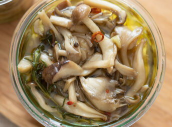 きのこのガーリックオイル煮のレシピと作り方。 料理研究家・フードコーディネーター藤井玲子のレシピと料理写真。れこれしぴ