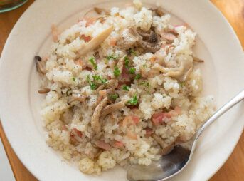 きのことベーコンのブラックペッパーピラフのレシピと作り方。 料理研究家・フードコーディネーター藤井玲子のレシピと料理写真。れこれしぴ