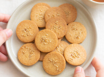 白ごまクッキーレシピと作り方。 料理研究家・フードコーディネーター藤井玲子のレシピと料理写真。れこれしぴ
