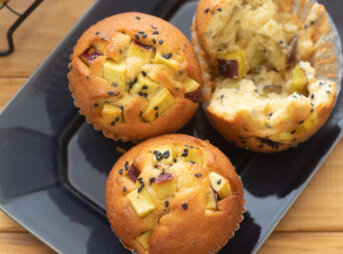 さつまいもと黒ごまのマフィン"のレシピと作り方。 料理研究家・フードコーディネーター藤井玲子のレシピと料理写真。れこれしぴ