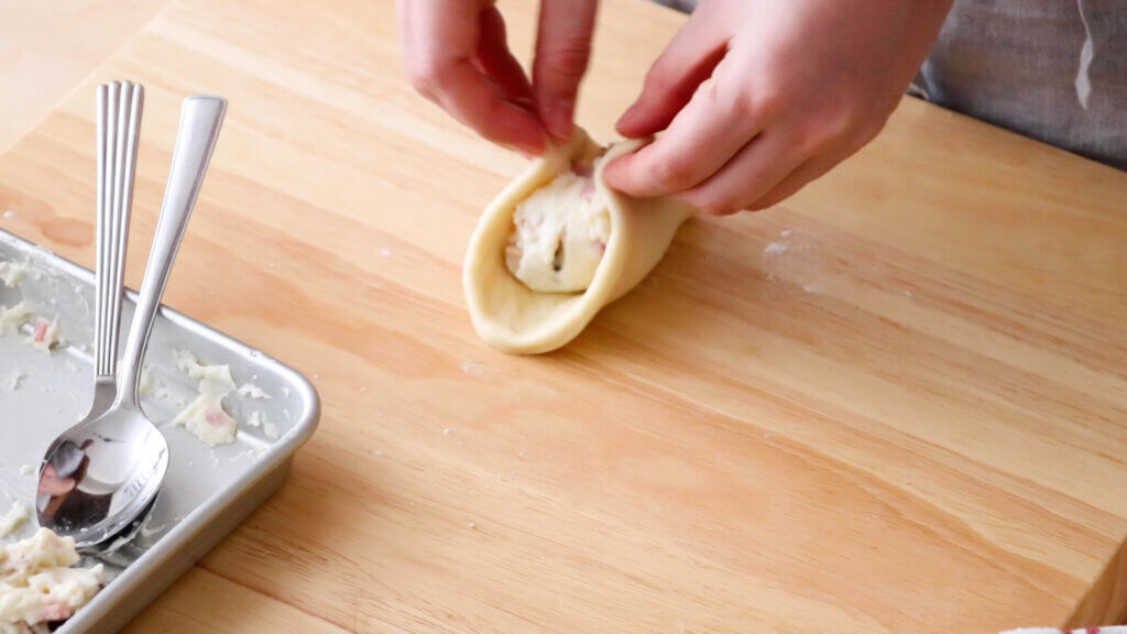 とろーり濃厚♪マッシュルームとベーコンのシチューパンのレシピと作り方。料理研究家・フードコーディネーター藤井玲子のレシピと料理写真。れこれしぴ