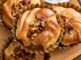 はちみつナッツのシュガーバターロールのレシピと作り方。料理研究家・フードコーディネーター藤井玲子のレシピと料理写真。れこれしぴ