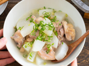 鶏もも肉と大根の塩麹煮込みのレシピと作り方。料理研究家・フードコーディネーター藤井玲子のレシピと料理写真。れこれしぴ