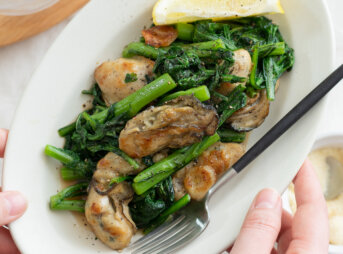 牡蠣と春菊のガーリックバターソテーのレシピと作り方。料理研究家・フードコーディネーター藤井玲子のレシピと料理写真。れこれしぴ