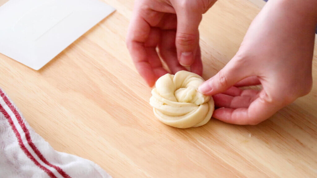 はちみつナッツのシュガーバターロールのレシピと作り方。料理研究家・フードコーディネーター藤井玲子のレシピと料理写真。れこれしぴ