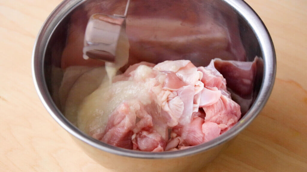 鶏もも肉と大根の塩麹煮込みのレシピと作り方。料理研究家・フードコーディネーター藤井玲子のレシピと料理写真。れこれしぴ