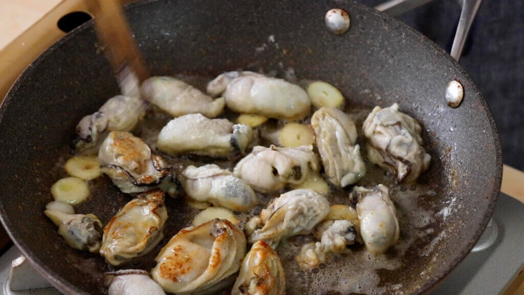 牡蠣と春菊のガーリックバターソテーのレシピと作り方。料理研究家・フードコーディネーター藤井玲子のレシピと料理写真。れこれしぴ