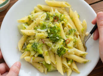 パパッとランチに！しらすとブロッコリーのペペロンペンネのレシピと作り方。料理研究家・フードコーディネーター藤井玲子のレシピと料理写真。れこれしぴ