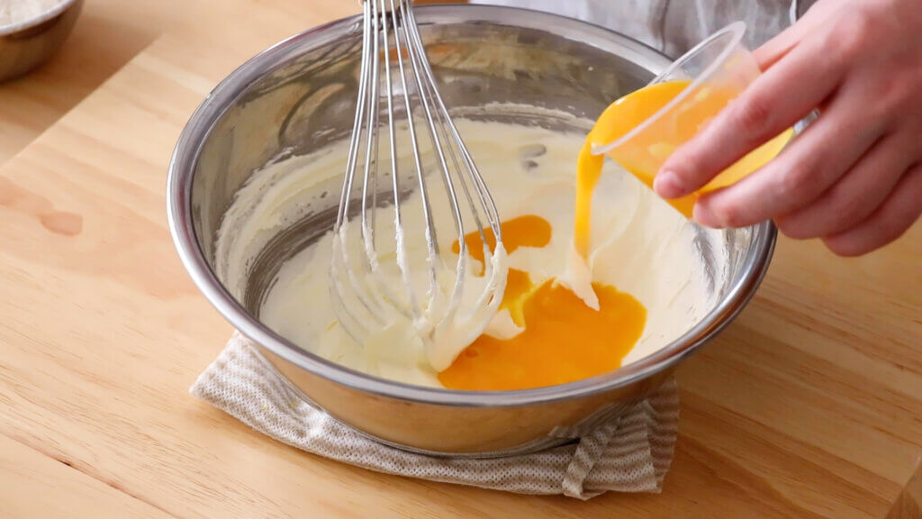 甘酸っぱい♪レモンとホワイトチョコのマフィンのレシピと作り方。料理研究家・フードコーディネーター藤井玲子のレシピと料理写真。れこれしぴ