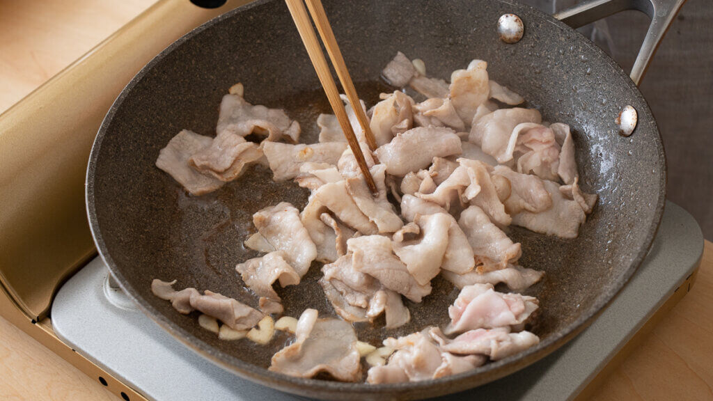 菜の花と豚バラのうま塩炒めのレシピと作り方。料理研究家・フードコーディネーター藤井玲子のレシピと料理写真。れこれしぴ