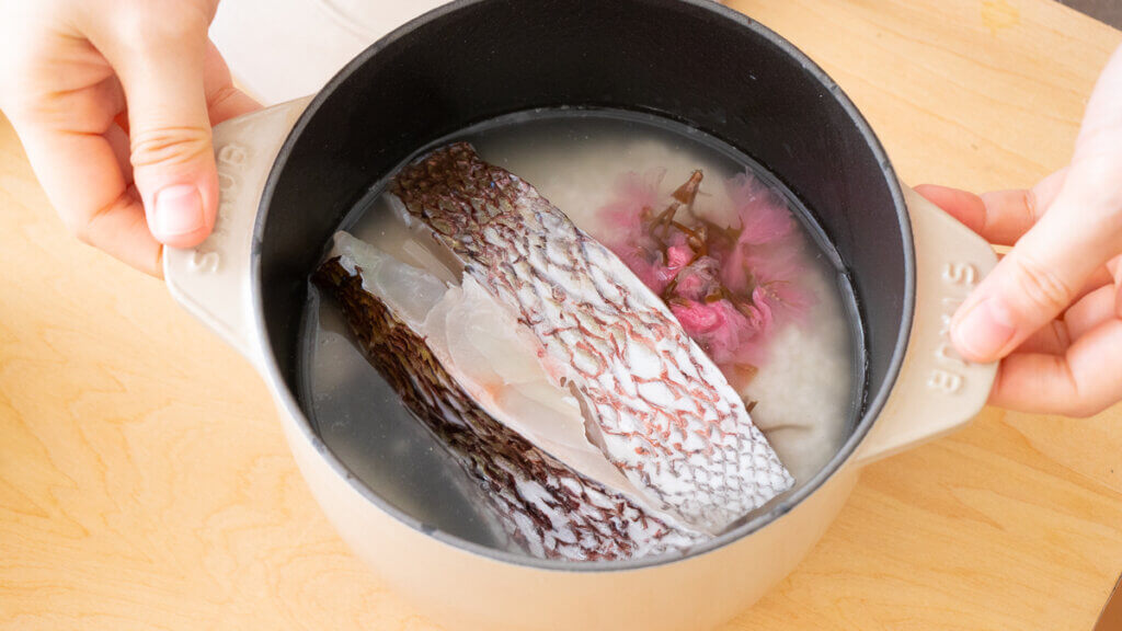 桜と鯛の春おこわのレシピと作り方。料理研究家・フードコーディネーター藤井玲子のレシピと料理写真。れこれしぴ