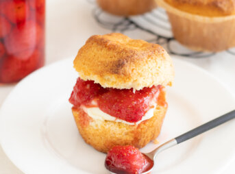 全粒粉のスコーンといちごプレザーブのレシピと作り方。料理研究家・フードコーディネーター藤井玲子のレシピと料理写真。れこれしぴ