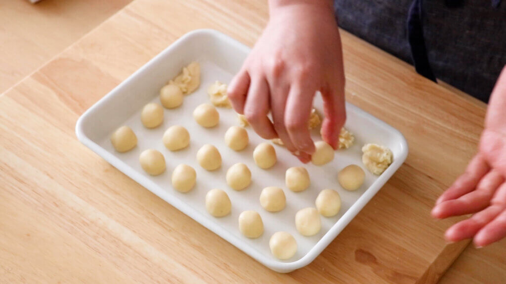 オイルで作るスノーボールクッキーのレシピと作り方。料理研究家・フードコーディネーター藤井玲子のレシピと料理写真。れこれしぴ