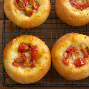 プチトマトとモッツァレラのパンのレシピと作り方。料理研究家・フードコーディネーター藤井玲子のレシピと料理写真。れこれしぴ
