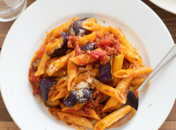 なすとひき肉のペンネアラビアータのレシピと作り方。料理研究家・フードコーディネーター藤井玲子のレシピと料理写真。れこれしぴ
