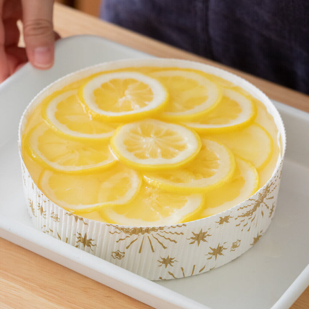 キラキラ！レモンのレアチーズケーキのレシピと作り方。料理研究家・フードコーディネーター藤井玲子のレシピと料理写真。れこれしぴ