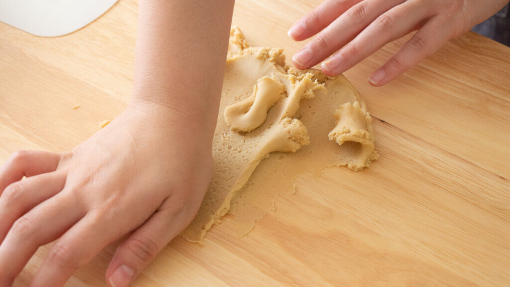 素朴な味わい♪全粒粉の型抜きクッキーのレシピと作り方。料理研究家・フードコーディネーター藤井玲子のレシピと料理写真。れこれしぴ