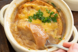 寒い朝にぴったり♡オニオングラタンスープのレシピと作り方。料理研究家・フードコーディネーター藤井玲子のレシピと料理写真。れこれしぴ