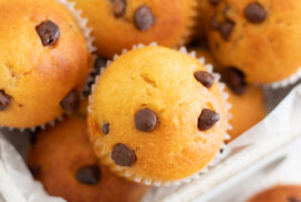 ぐるぐる混ぜるだけ♪全粒粉とチョコチップのミニマフィンのレシピと作り方。料理研究家・フードコーディネーター藤井玲子のレシピと料理写真。れこれしぴ