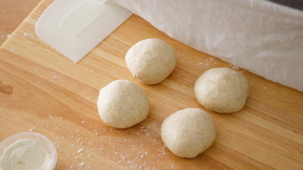 ツナとオリーブのチーズツイストパンのレシピと作り方。料理研究家・フードコーディネーター藤井玲子のレシピと料理写真。れこれしぴ