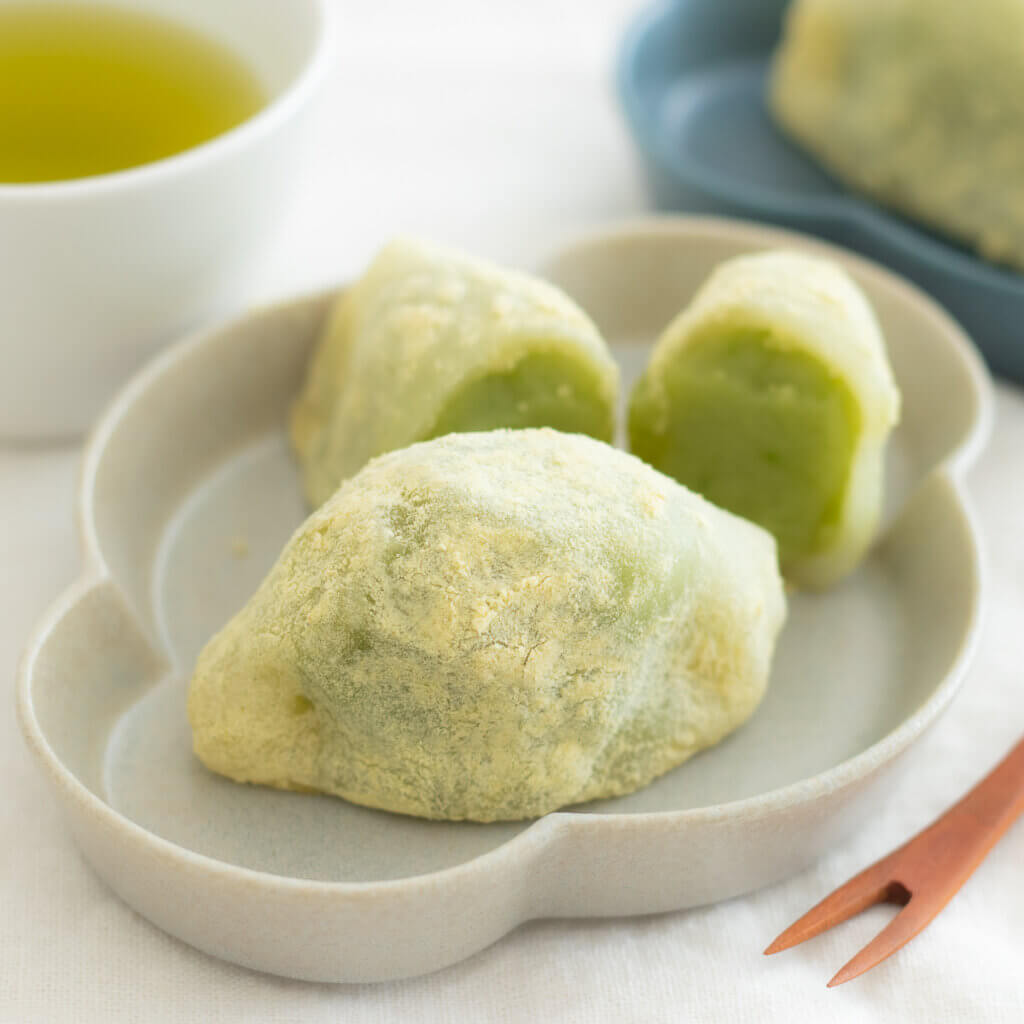 電子レンジで作る、抹茶入りの白あんを包んだうぐいす餅