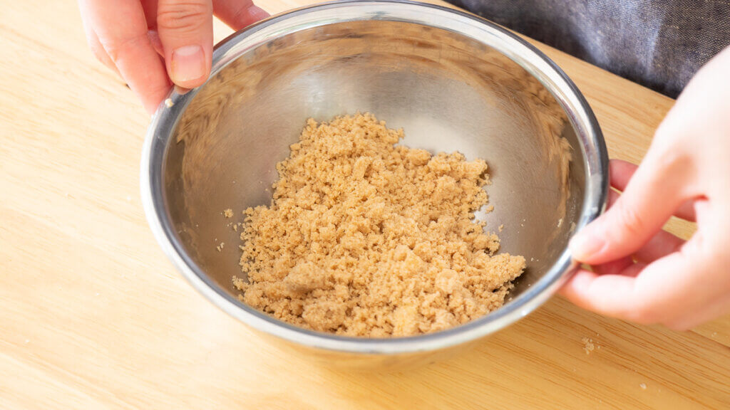 全粒粉が香ばしい♪いちごのクランブルのレシピと作り方。料理研究家・フードコーディネーター藤井玲子のレシピと料理写真。れこれしぴ