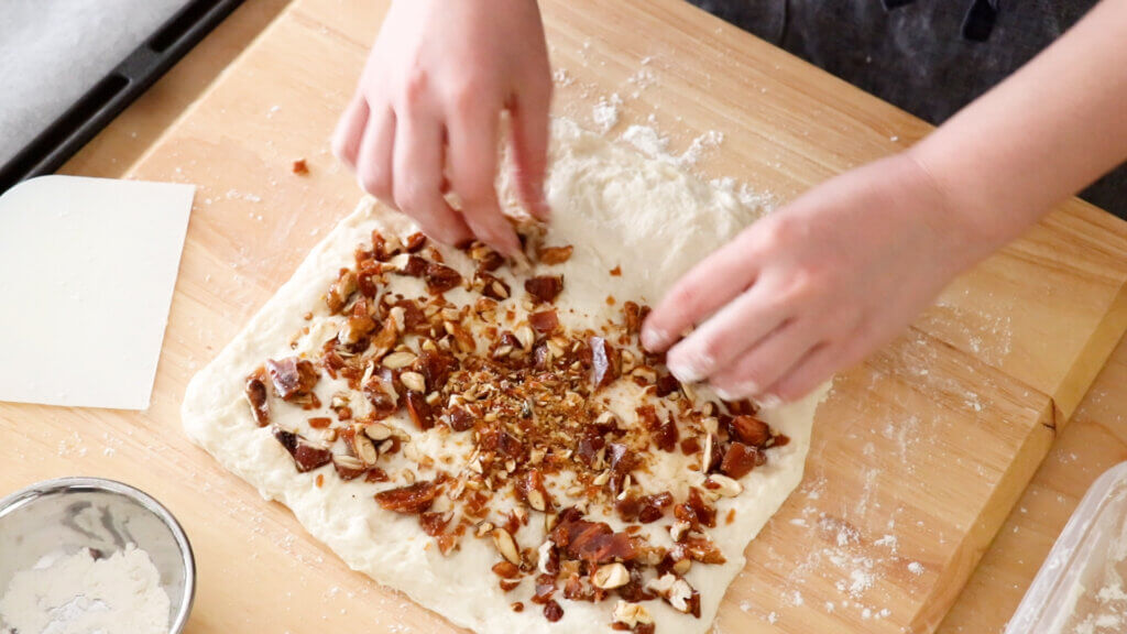 こねずに作る♪キャラメルナッツの切りっぱなしパンのレシピと作り方。料理研究家・フードコーディネーター藤井玲子のレシピと料理写真。れこれしぴ