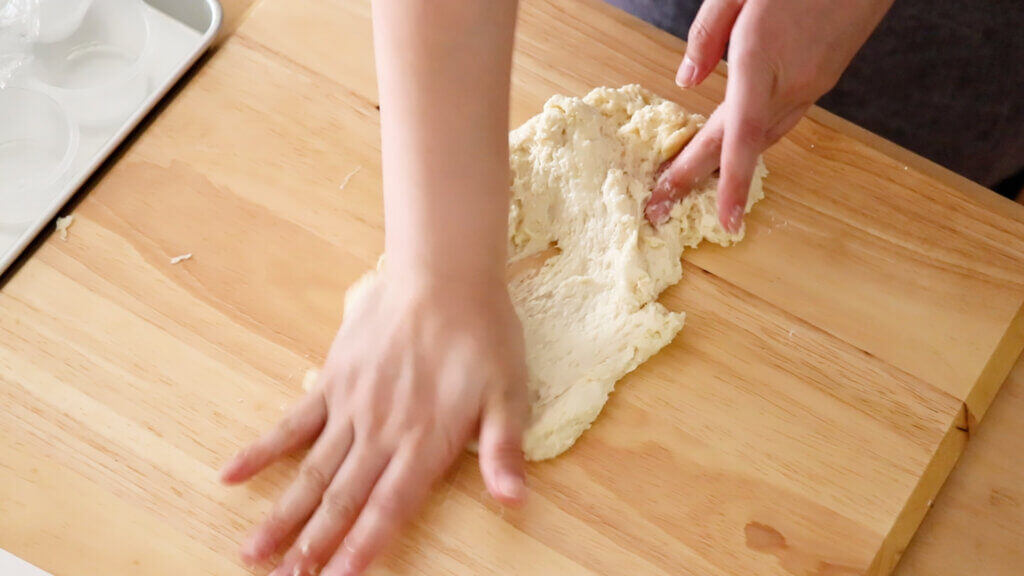 クリームたっぷり！ひんやりクリームパンのレシピと作り方。料理研究家・フードコーディネーター藤井玲子のレシピと料理写真。れこれしぴ