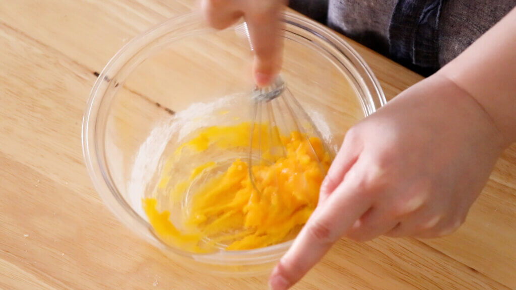 クリームたっぷり！ひんやりクリームパンのレシピと作り方。料理研究家・フードコーディネーター藤井玲子のレシピと料理写真。れこれしぴ