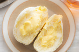 クリームたっぷり！ひんやりクリームパンのレシピと作り方。料理研究家・フードコーディネーター藤井玲子のレシピと料理写真。れこれしぴ