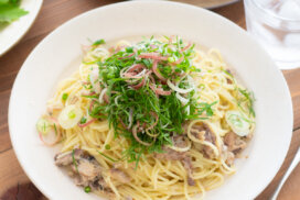 薬味たっぷり！さば缶でワンパンペペロンチーノのレシピと作り方。料理研究家・フードコーディネーター藤井玲子のレシピと料理写真。れこれしぴ
