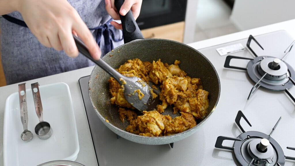 トマトたっぷり◎簡単スパイスチキンカレーのレシピと作り方。料理研究家・フードコーディネーター藤井玲子のレシピサイト。れこれしぴ