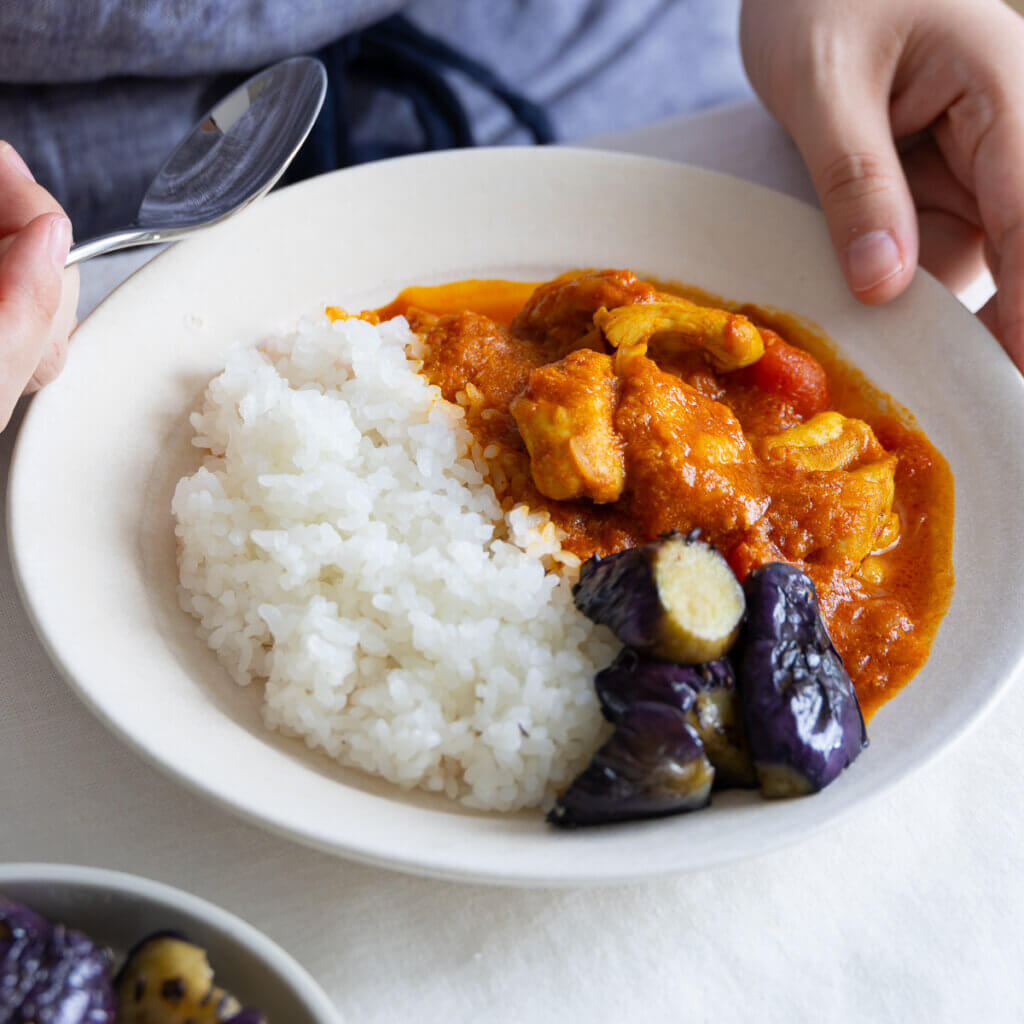 トマトたっぷり◎簡単スパイスチキンカレーのレシピと作り方。料理研究家・フードコーディネーター藤井玲子のレシピサイト。れこれしぴ