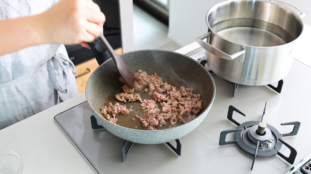 にらとねぎがたっぷり！そうめんで作るピリ辛肉味噌のあえ麺のレシピと作り方。料理研究家・フードコーディネーター藤井玲子のレシピサイト。れこれしぴ