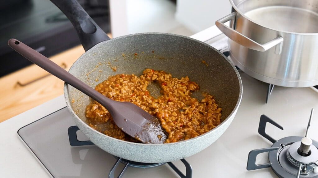 にらとねぎがたっぷり！そうめんで作るピリ辛肉味噌のあえ麺のレシピと作り方。料理研究家・フードコーディネーター藤井玲子のレシピサイト。れこれしぴ