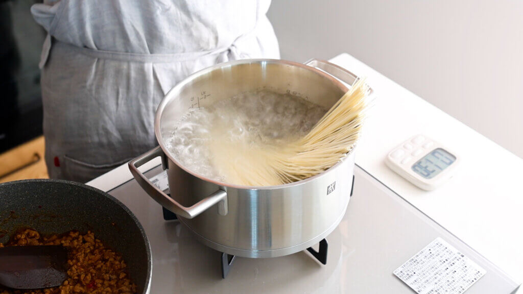 にらとねぎがたっぷり！そうめんで作るピリ辛肉味噌のあえ麺のレシピと作り方。料理研究家・フードコーディネーター藤井玲子のレシピサイト。れこれしぴ