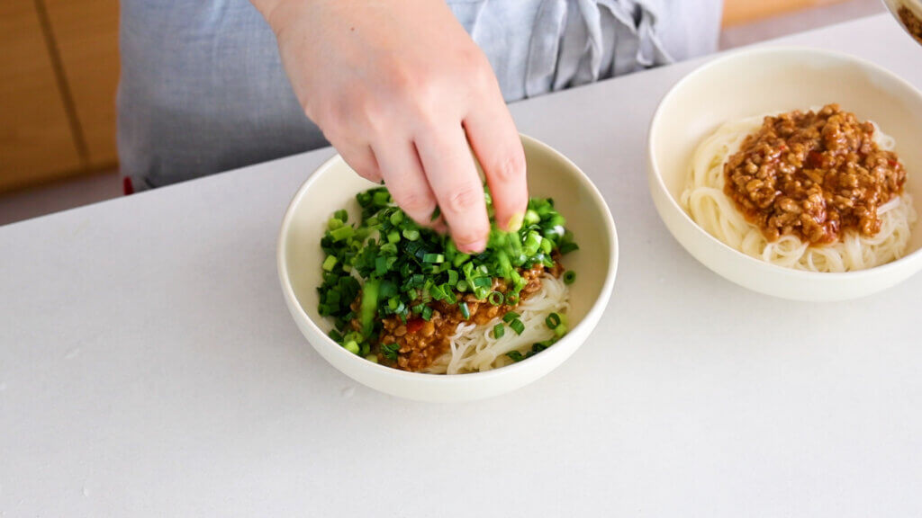 にらとねぎがたっぷり！そうめんで作るピリ辛肉味噌のあえ麺のレシピと作り方。料理研究家・フードコーディネーター藤井玲子のレシピサイト。れこれしぴ