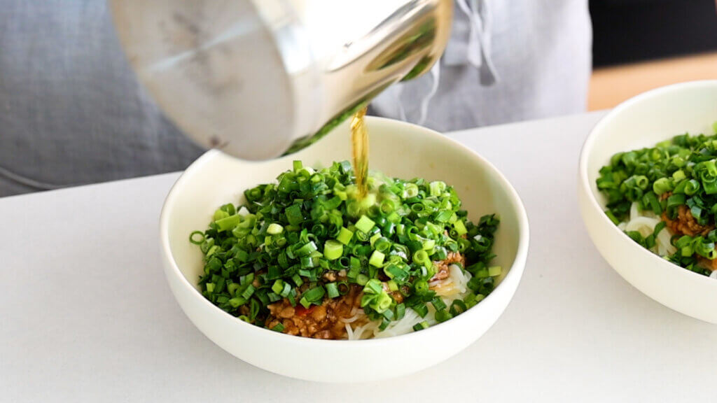 にらとねぎがたっぷり！そうめんで作るピリ辛肉味噌のあえ麺のレシピと作り方。料理研究家・フードコーディネーター藤井玲子のレシピサイト。れこれしぴ