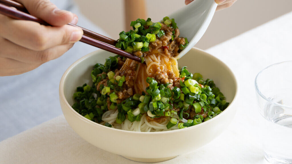 にらとねぎがたっぷり！そうめんで作るピリ辛肉味噌のあえ麺のレシピと作り方。料理研究家・フードコーディネーター藤井玲子のレシピサイト。れこれしぴ