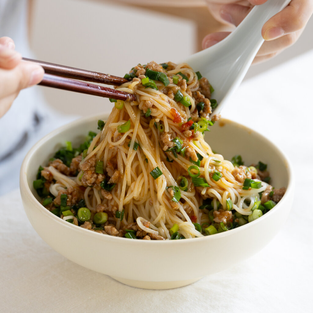 にらとねぎがたっぷり！そうめんで作るピリ辛肉味噌のあえ麺のレシピと作り方。料理研究家・フードコーディネーター藤井玲子のレシピサイト。れこれしぴ