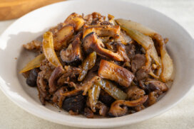 ジューシー＆スパイシー♩牛バラ肉ときのこの黒こしょう炒めのレシピと作り方。料理研究家・フードコーディネーター藤井玲子のレシピサイト。れこれしぴ