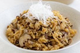 フライパンで簡単！きのこたっぷり中華風おこわのレシピと作り方。料理研究家・フードコーディネーター藤井玲子のレシピサイト。れこれしぴ